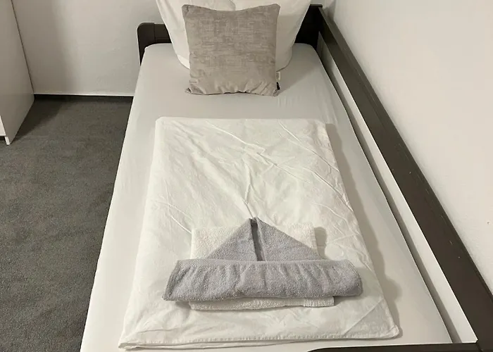 アパート Souterrain Monteurwohnung Mit Sauna Und Garten ロストック